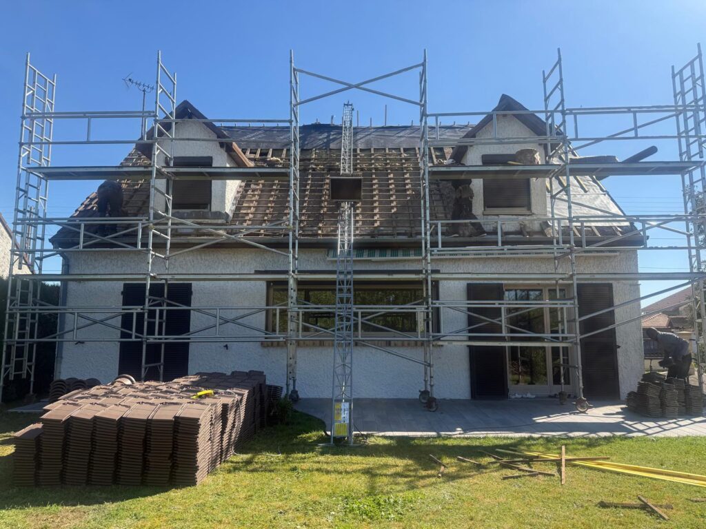 Maison avec échafaudage pendant des travaux de couverture