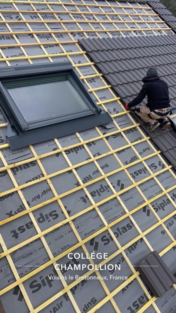Fenêtre de toit et raccords pendant la pose de la toiture